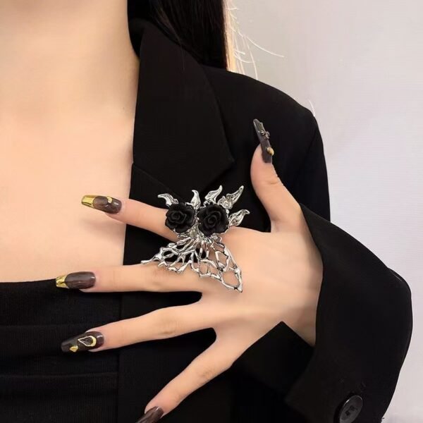 Minimalist Dark Style Exaggerated Large Butterfly Gothic Ring, High-End Decorative Finger Ring with Niche Design, New Fashionable Butterfly Ring for Women - 图片 2