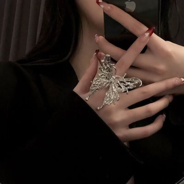 Minimalist Dark Style Exaggerated Large Butterfly Gothic Ring, High-End Decorative Finger Ring with Niche Design, New Fashionable Butterfly Ring for Women - 图片 8