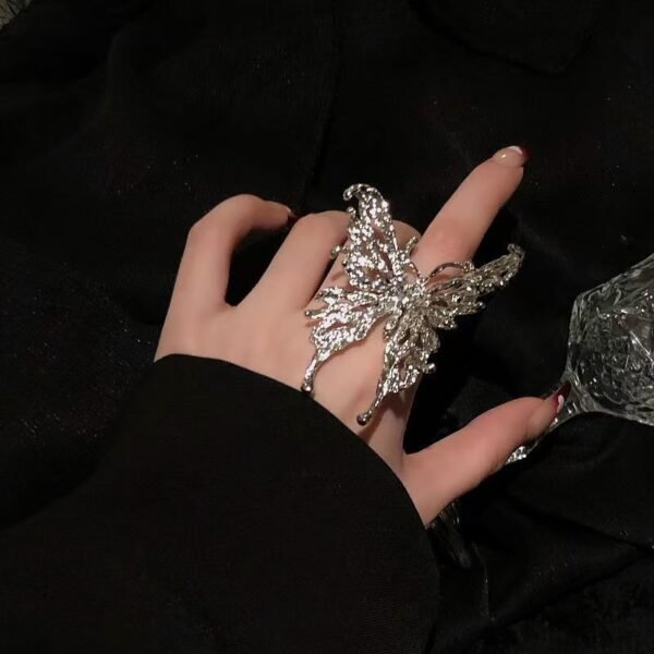 Minimalist Dark Style Exaggerated Large Butterfly Gothic Ring, High-End Decorative Finger Ring with Niche Design, New Fashionable Butterfly Ring for Women - 图片 9